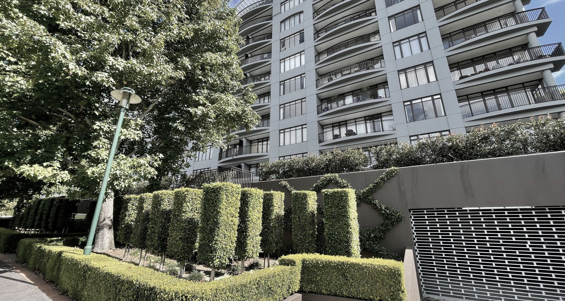 Broadway Park Apartments banner