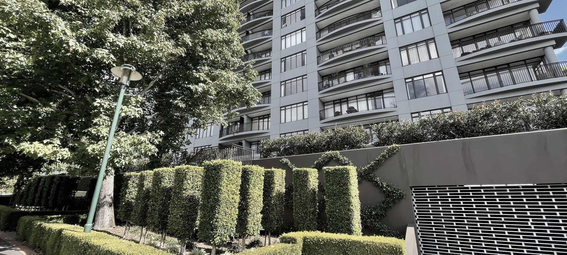 Broadway Park Apartments banner