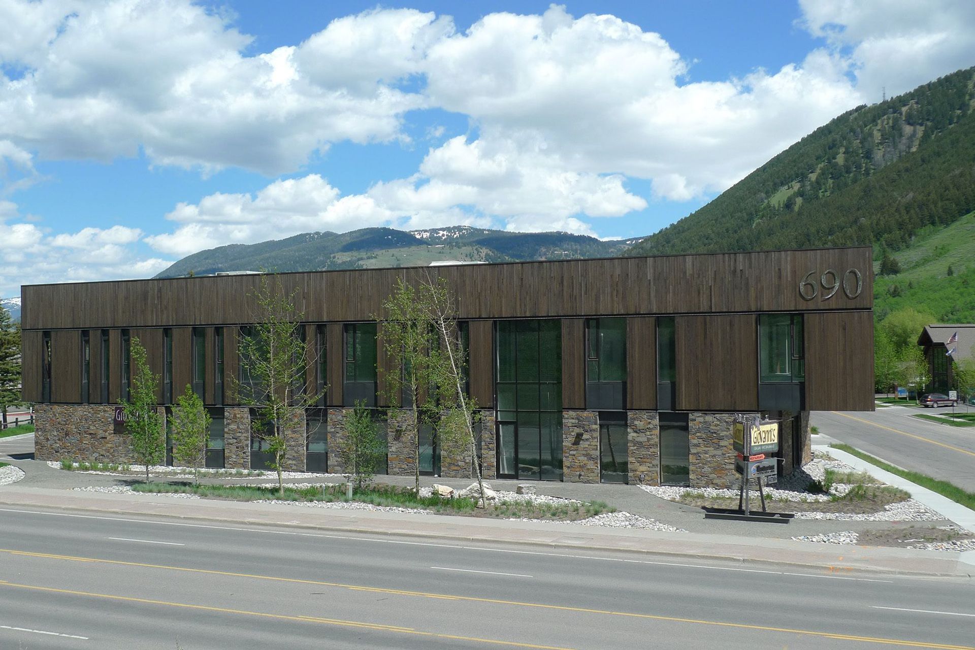 690-OFFICE-BLDG-2011-06-21-017-690-HorizSMsRGB.jpg