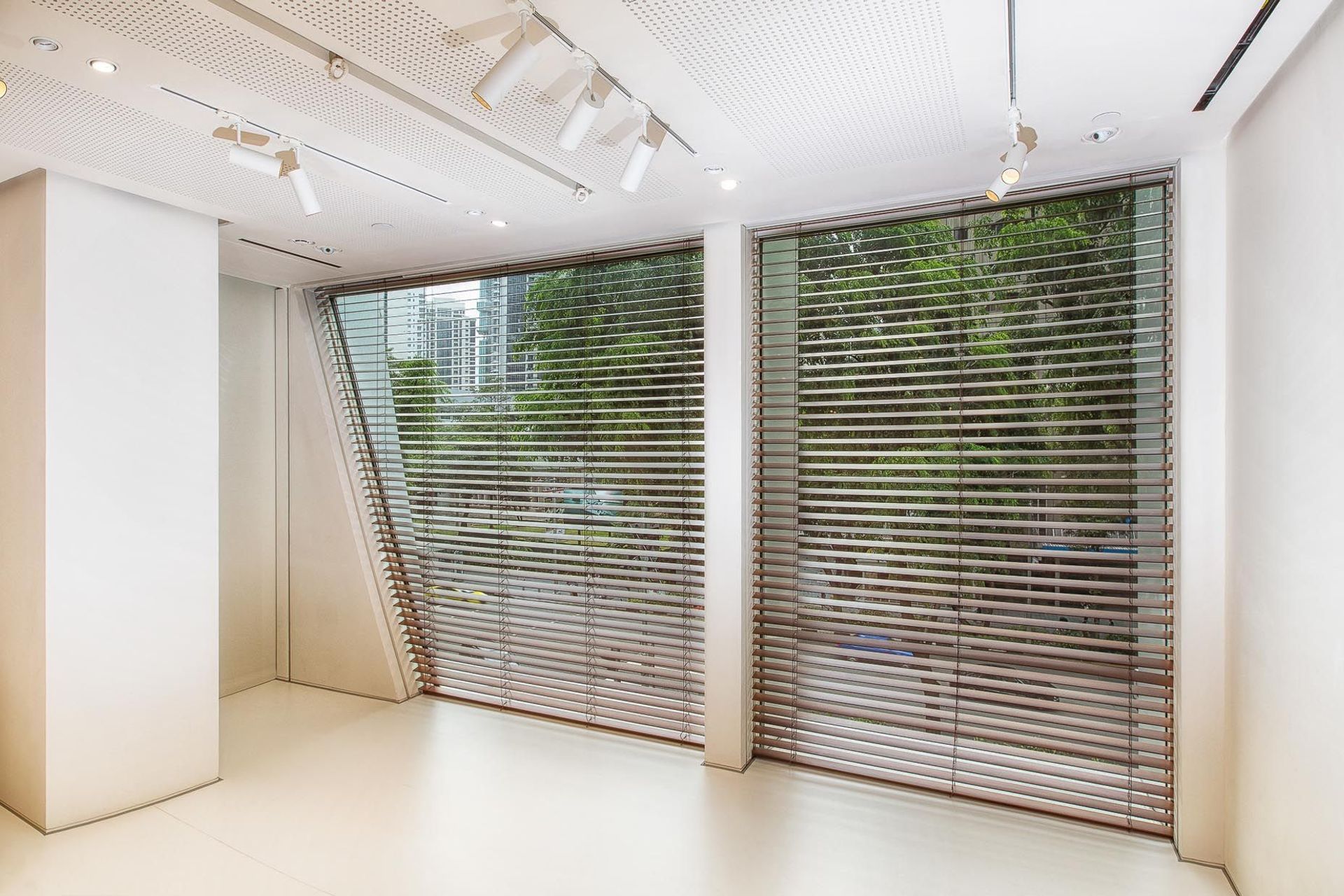 vertilux-hermes-motorised-cedarline-venetian-blinds-2.jpg