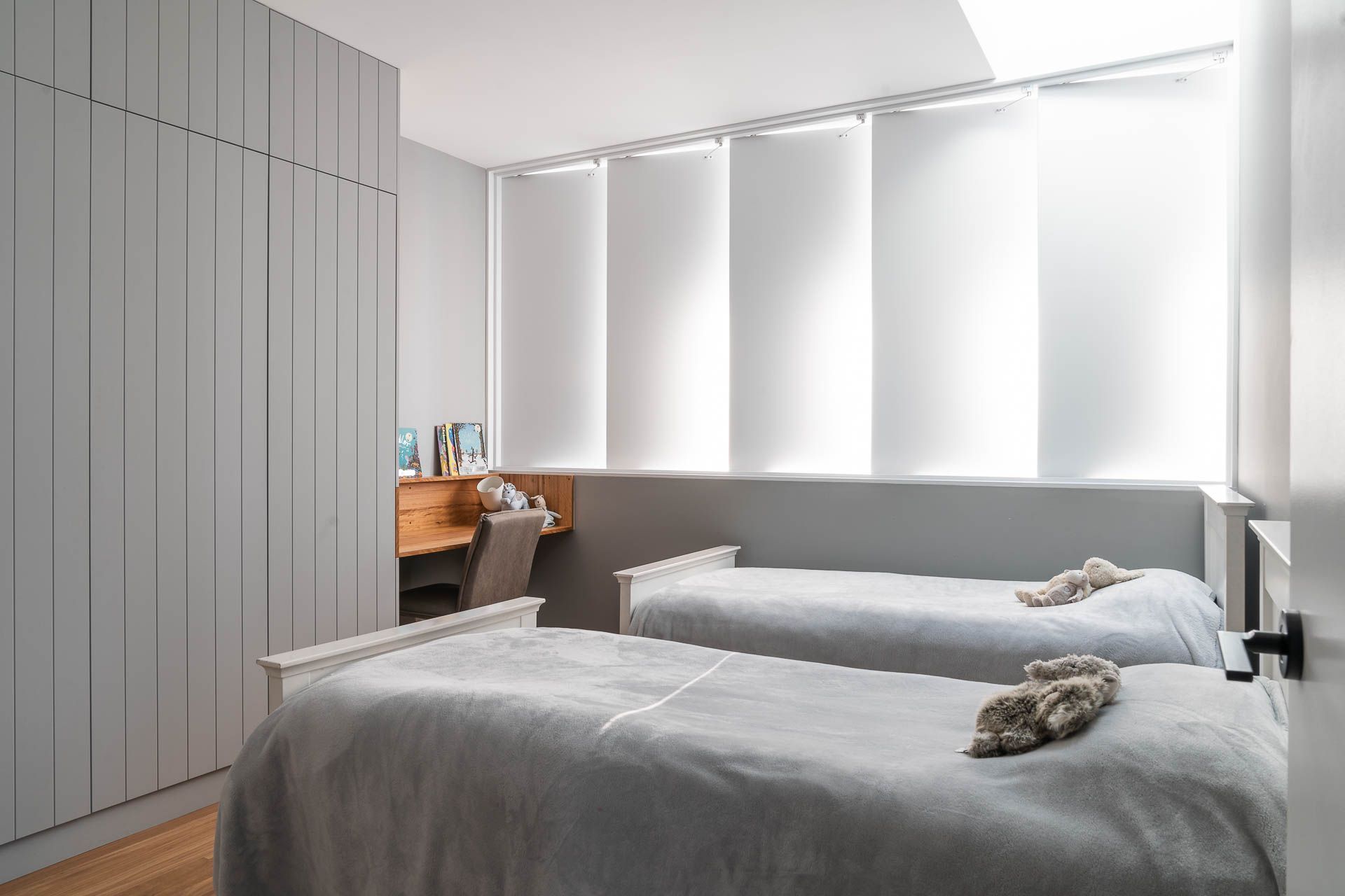 Refined children's bedroom with simple tasteful décor