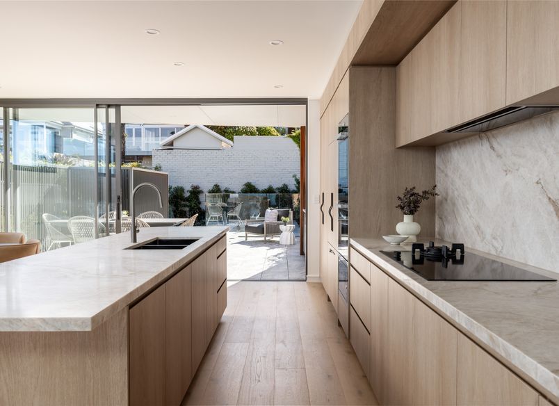 Clovelly House – ‘Oak Beach’