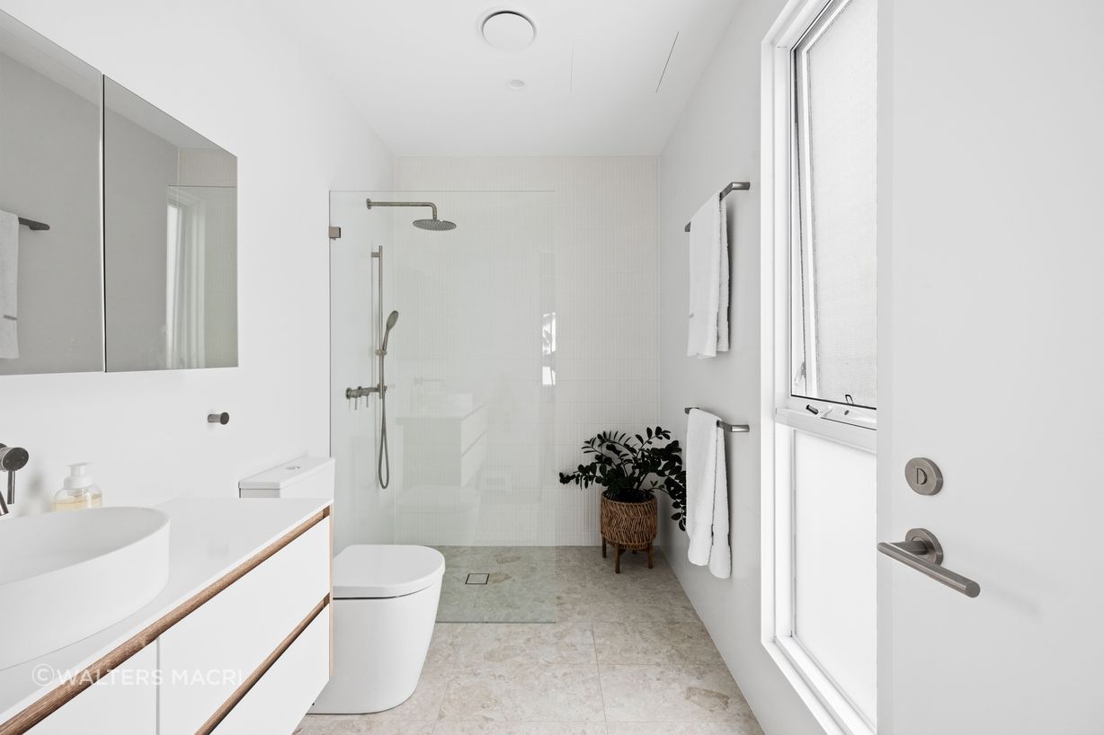 68KareenaRoadMirandaHighBathroom1.jpg