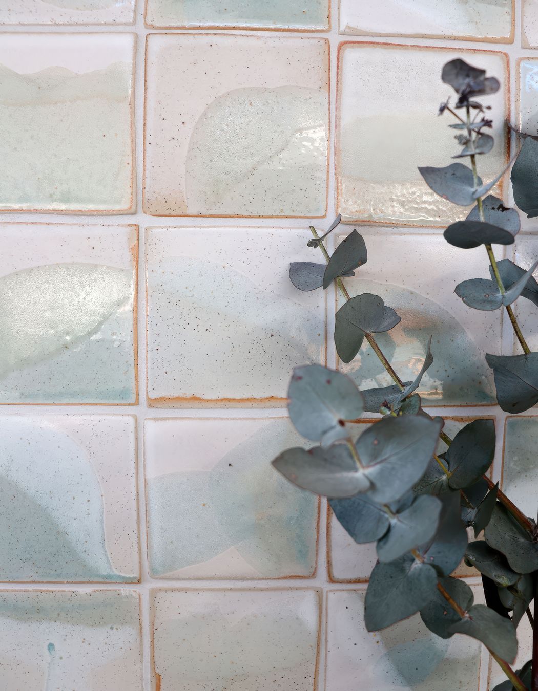 Studio Enti’s custom wall tiles adding graphic elements in subtle bush tones.
