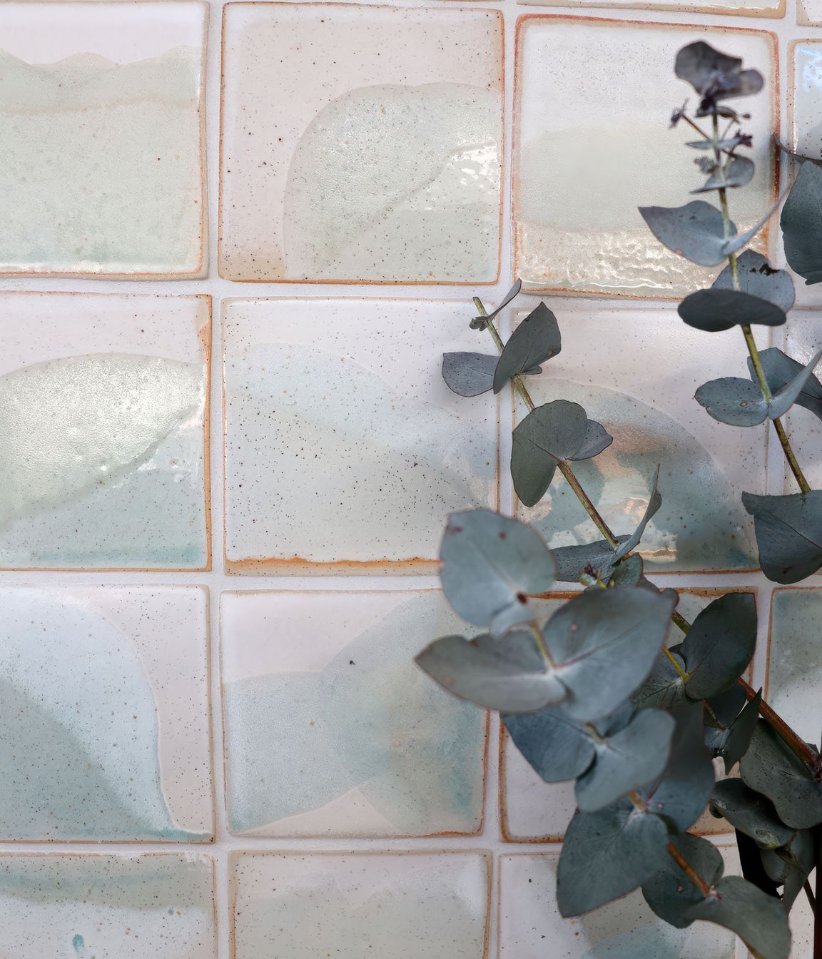 Studio Enti’s custom wall tiles adding graphic elements in subtle bush tones.
