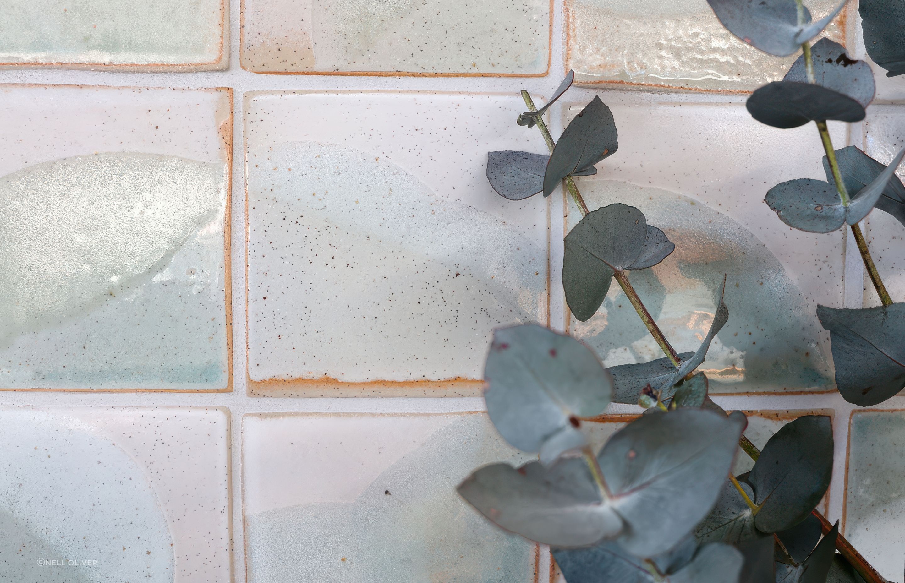 Studio Enti’s custom wall tiles adding graphic elements in subtle bush tones.
