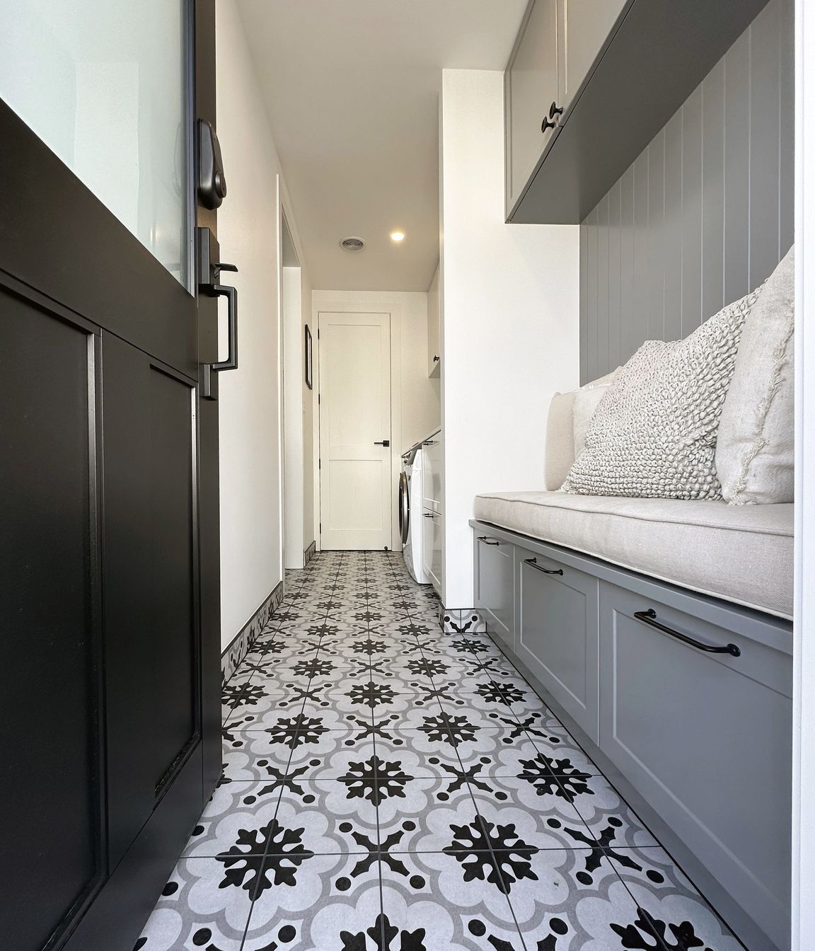 MAIN HOUSE MUDROOM/LAUNDRY
