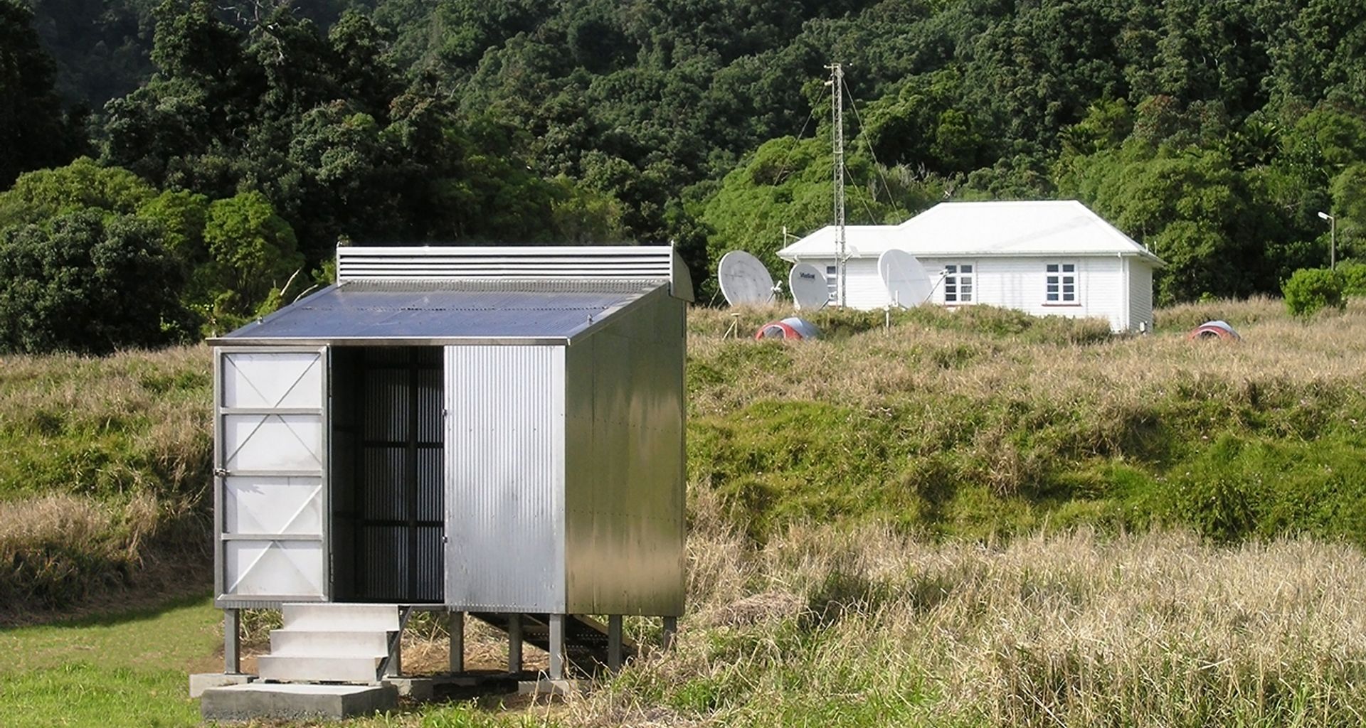 Raoul Hut banner