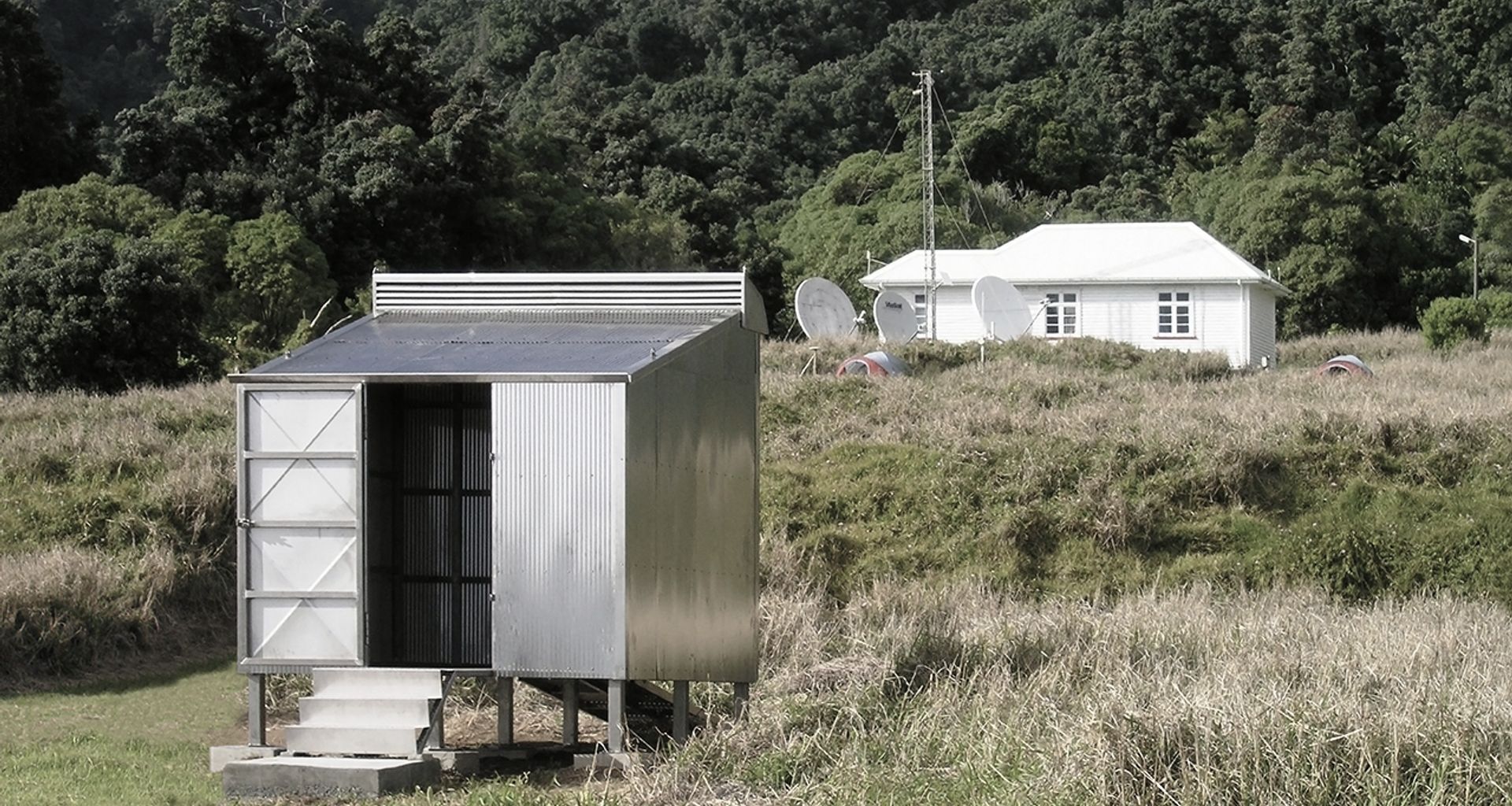 Raoul Hut banner