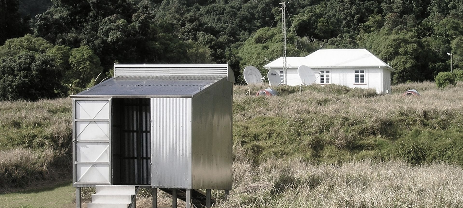 Raoul Hut banner