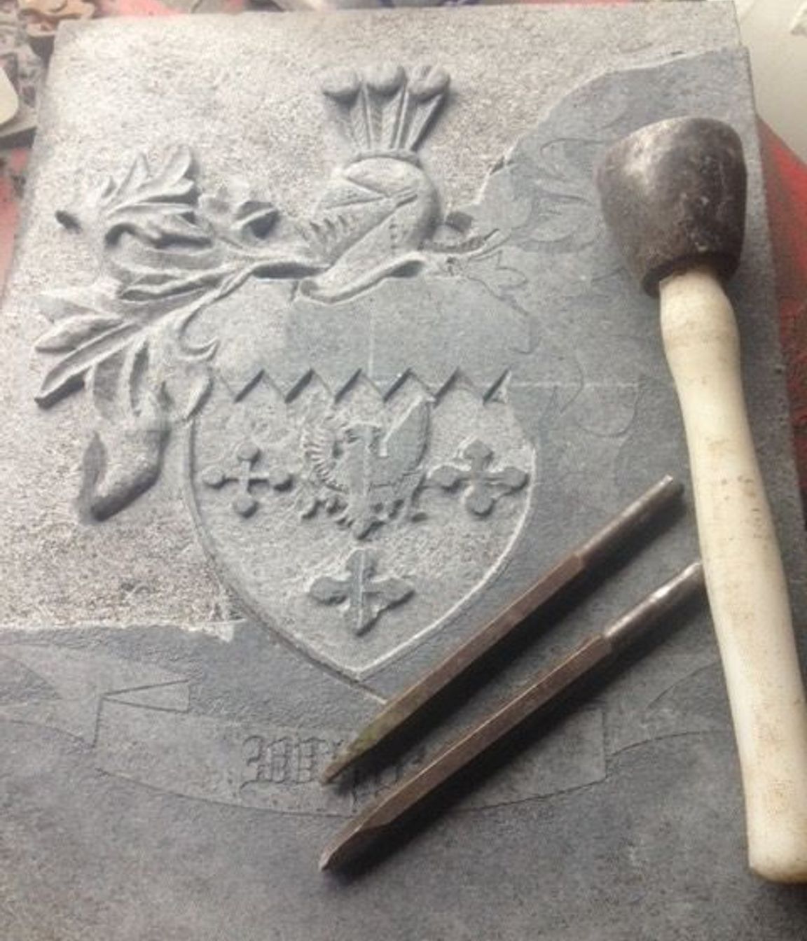 Family coat of arms in granite by Paul Gautron