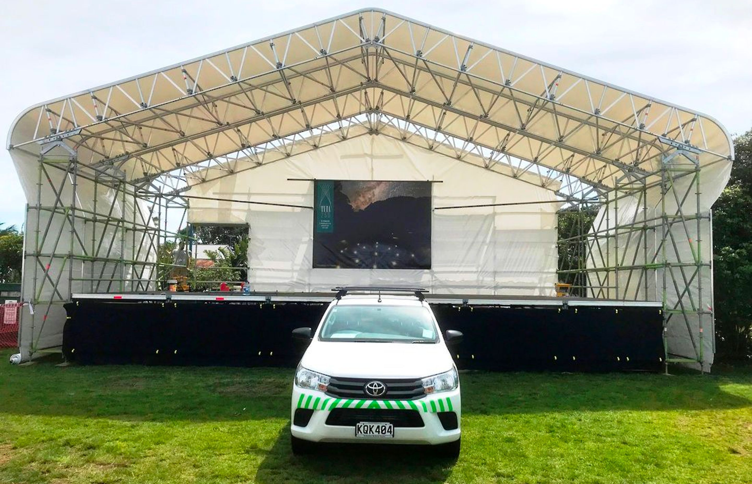 When using the Layher Keder Roof System with a Layher Staging System, you can create a covered stage as shown below. Erected in modules of 2.5m x 2m, total stage area of 240m² can be built. The stage decks are constructed from engineered aluminium framing