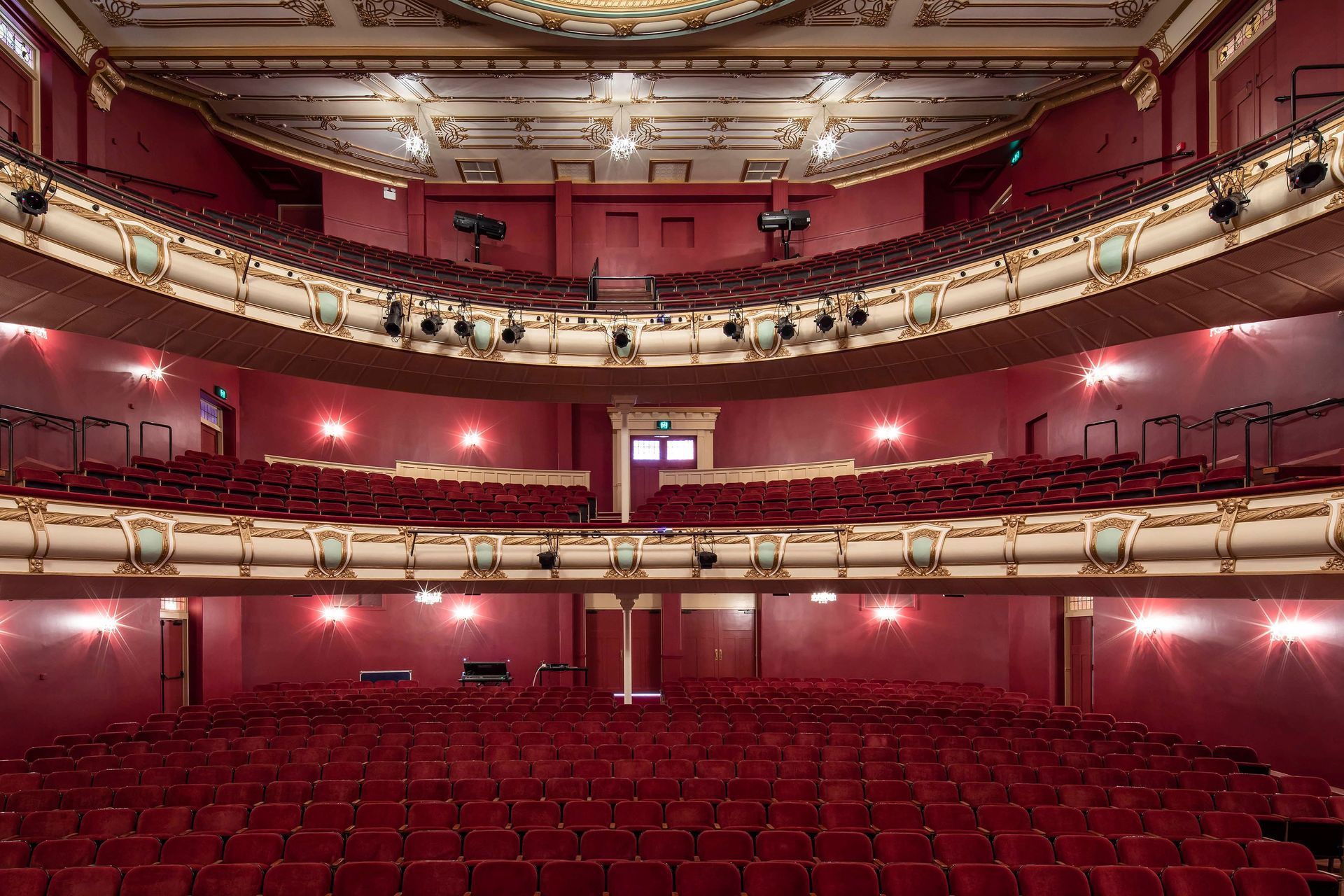 Within the auditorium, the goal was to create a rich interior to create a sense of occasion befitting the building’s use as an opera house while still tying in with the existing mural on the ceiling.