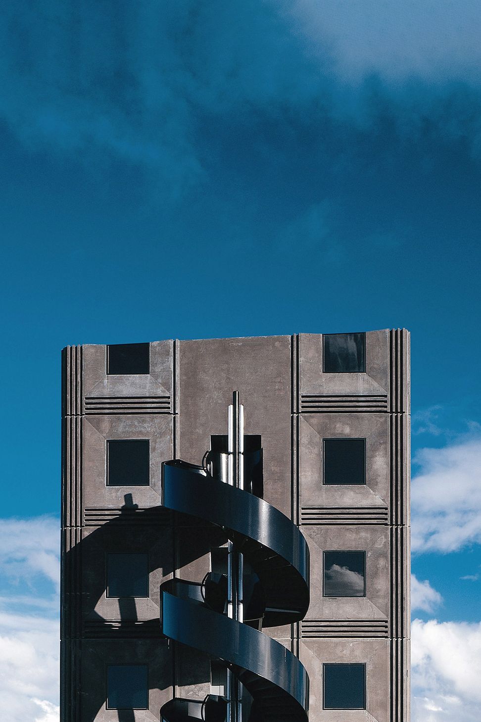 02DeakinVert.jpg