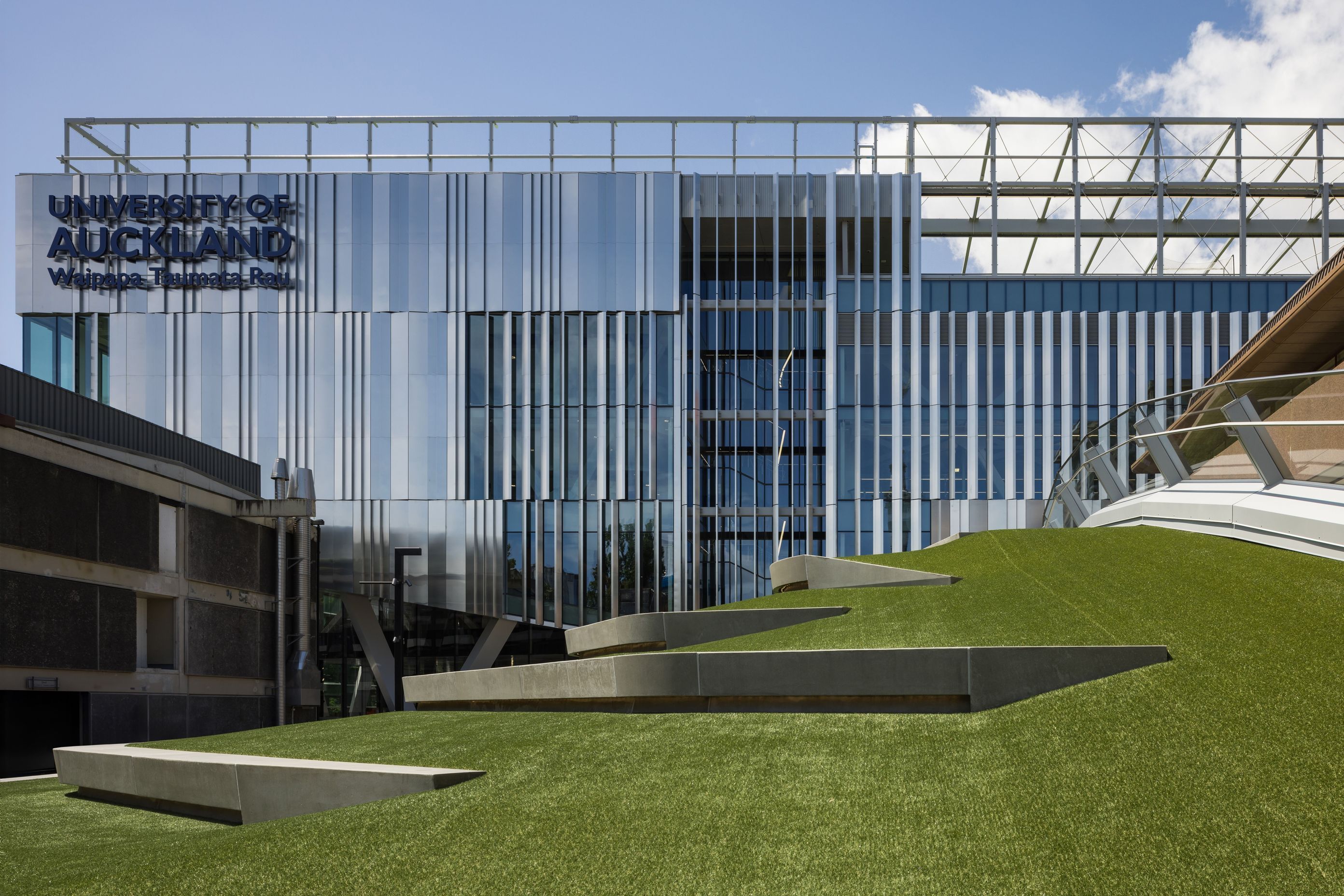 The transparency of the X-Tend Tensile Mesh on the roof top court allows for transparency, air and light to flow, while being structurally sound.