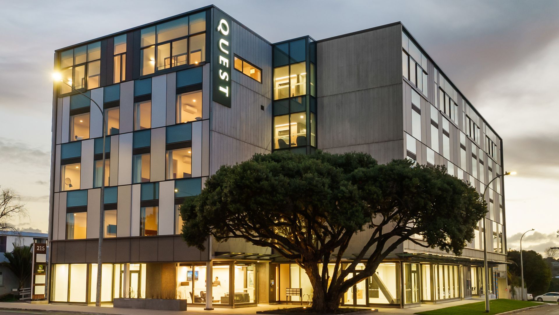 Quest Hotel, Takapuna banner