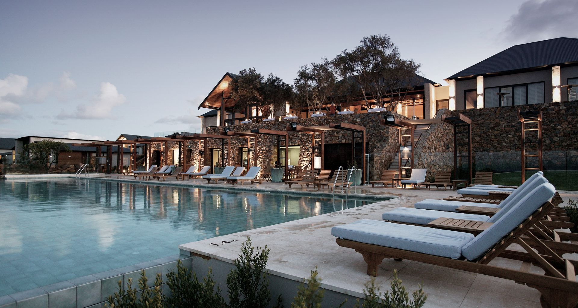 Hotel Pullman Bunker Bay Resort banner