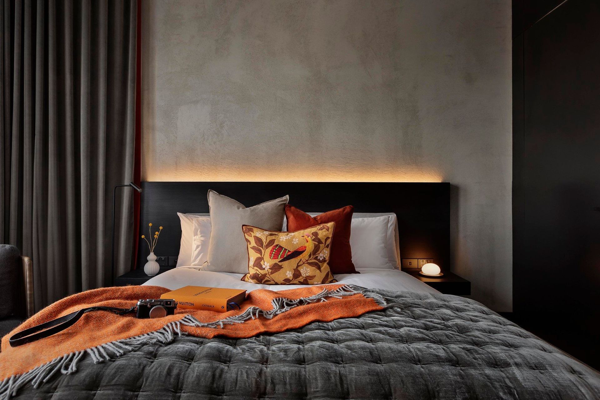 Subtle lighting effects lift the bedroom spaces, and highlight the textured walls.