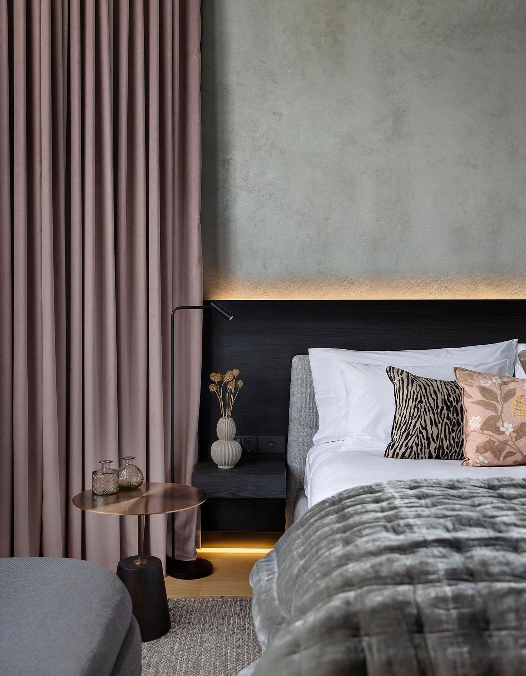 Warm rosy hints of colour lift this room and give it a cosy vibe.