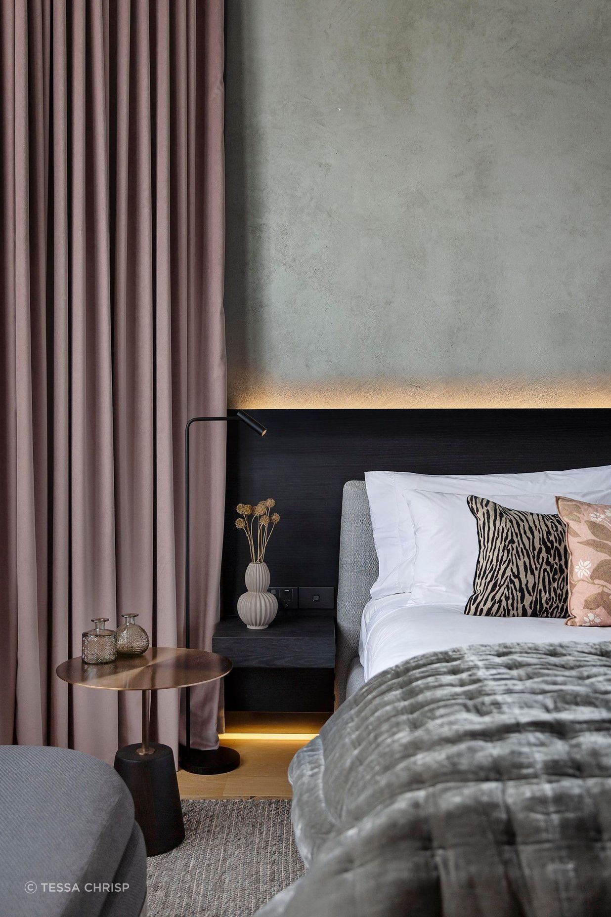 Warm rosy hints of colour lift this room and give it a cosy vibe.