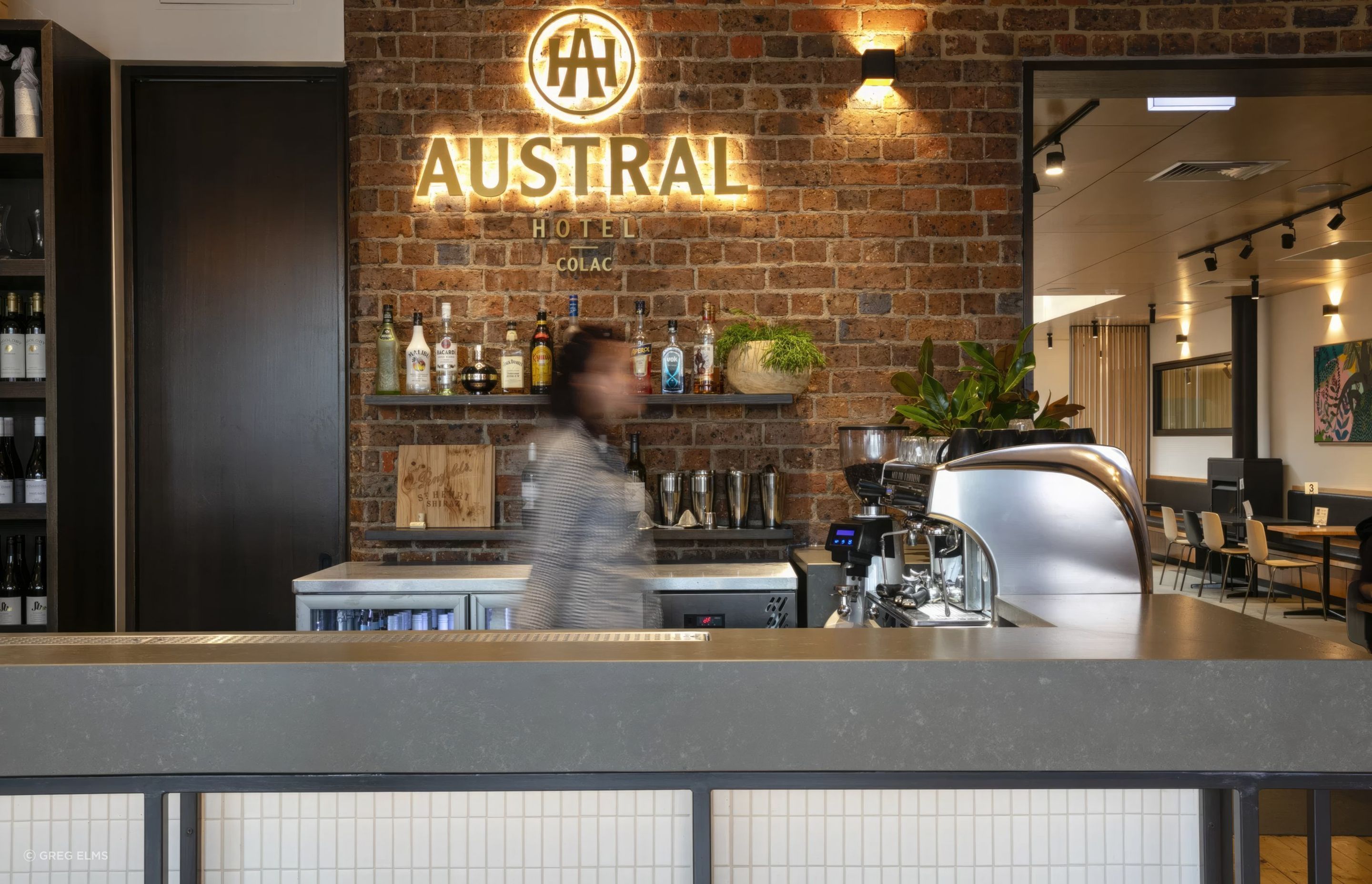 upAustral-hotel-106-scaled-fix-standard-scale-100x.jpg