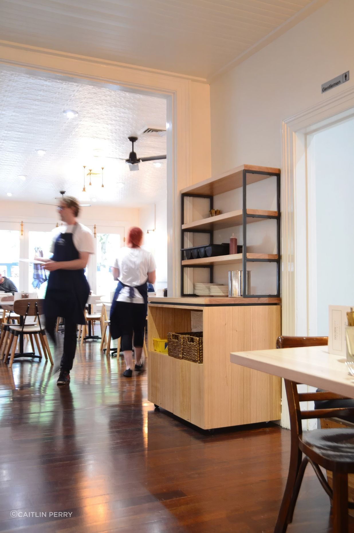 upWAITERS-STATIONWITH-WAITORS-scaled-fix-standard-scale-100x.jpg