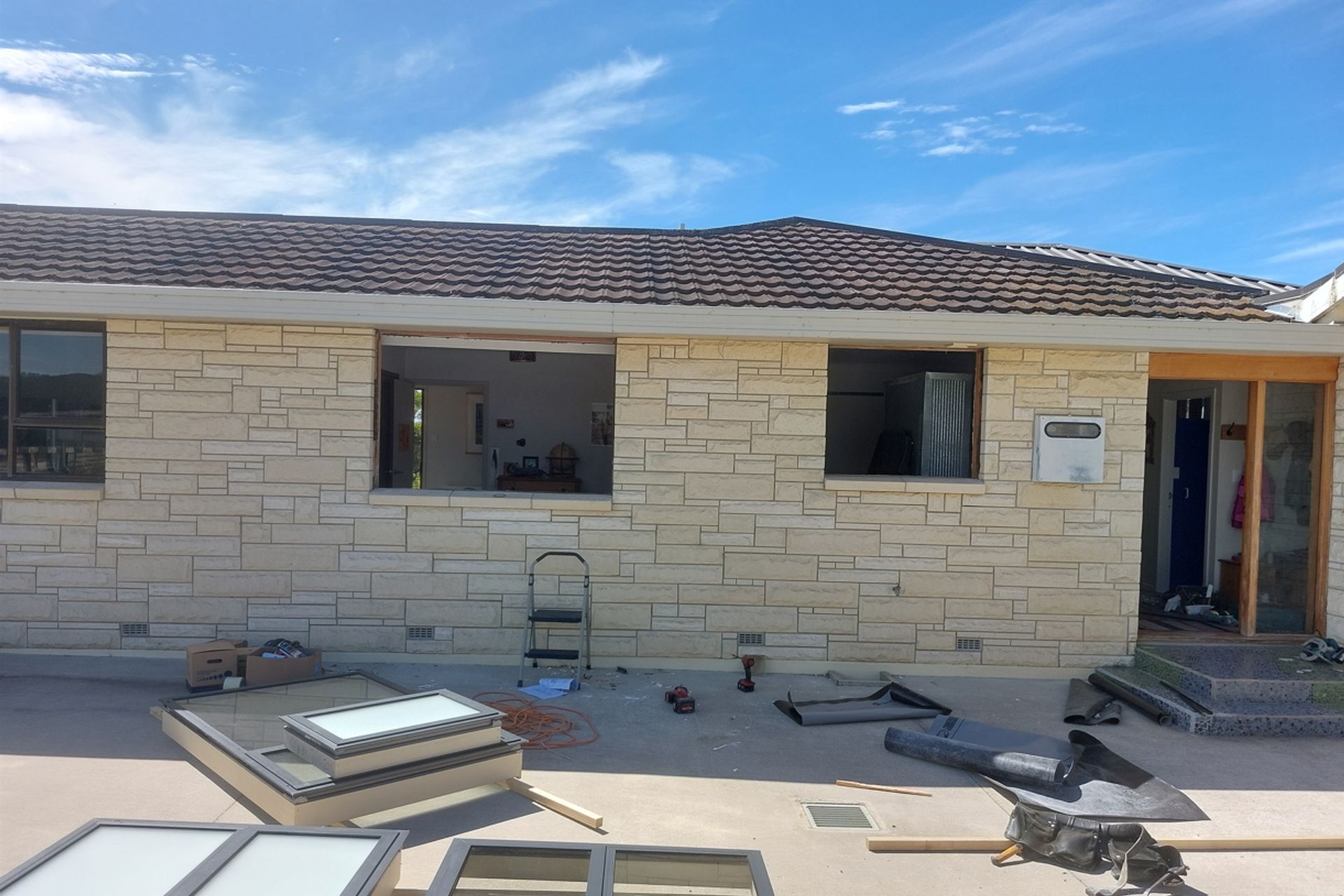 0-195-Galbraith-Rd-Flagswamp-Start-on-taking-out-old-windows-JDBuilders.jpg