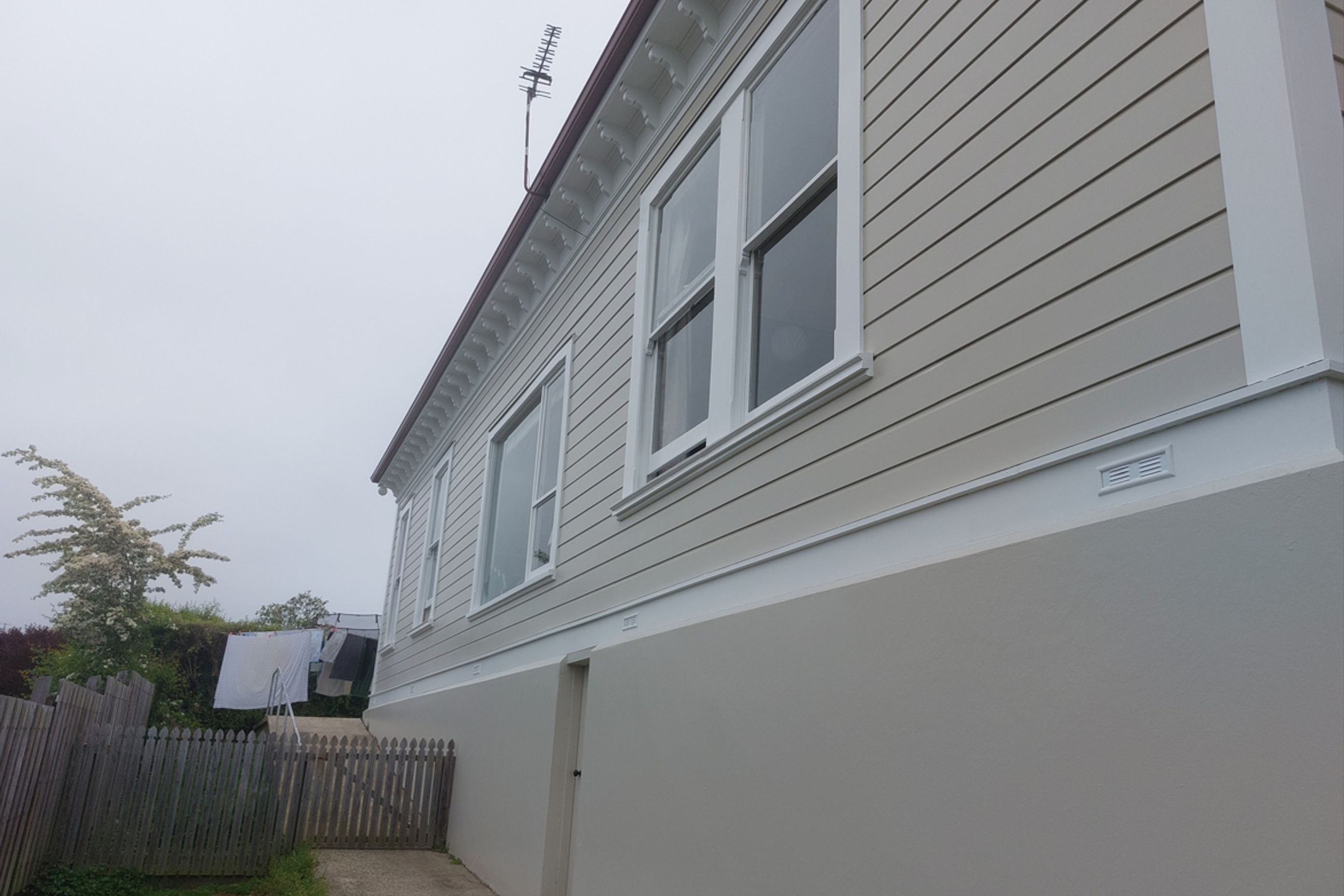 0-9-Fifield-Street-Roslyn-Dunedin-Completed-renovation-of-the-house-facing-the-harbour-JDBuilders.jpg