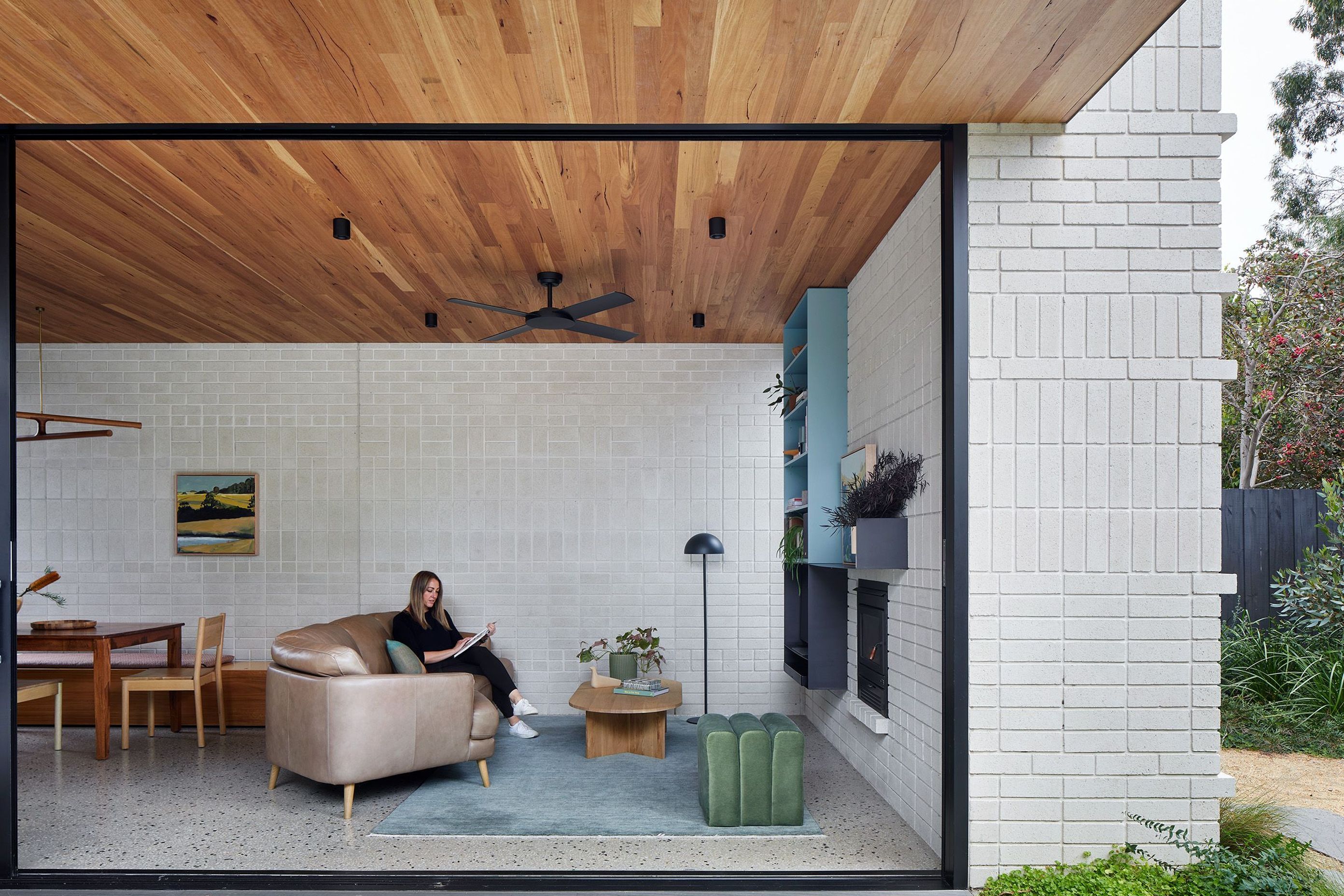 0054-09-living-from-courtyard.jpg