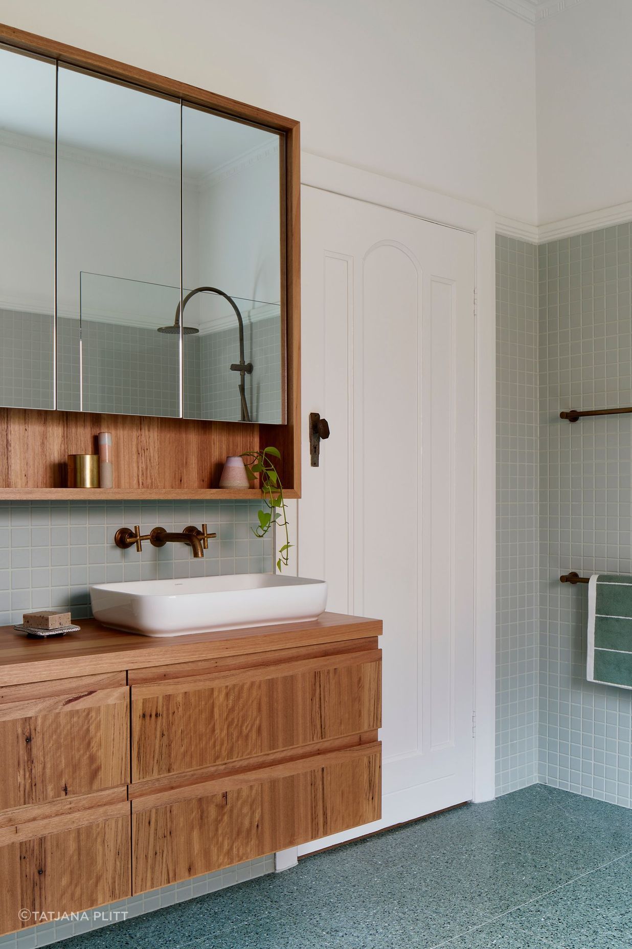 0077-06-bathroom.jpg