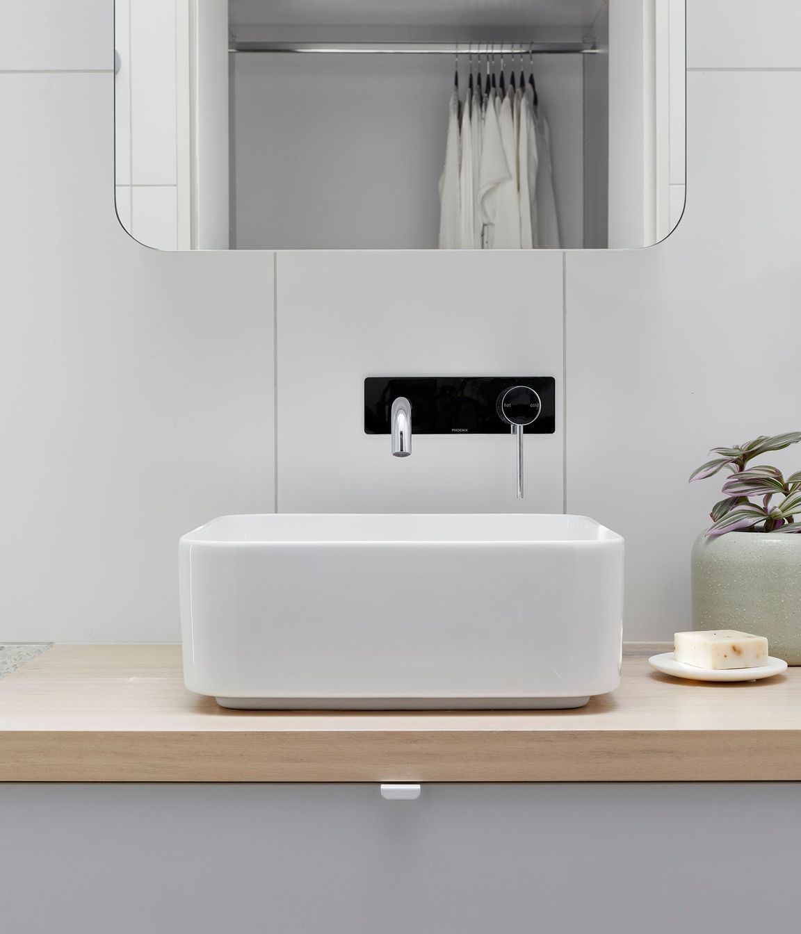 0078-06-en-suite-detail.jpg