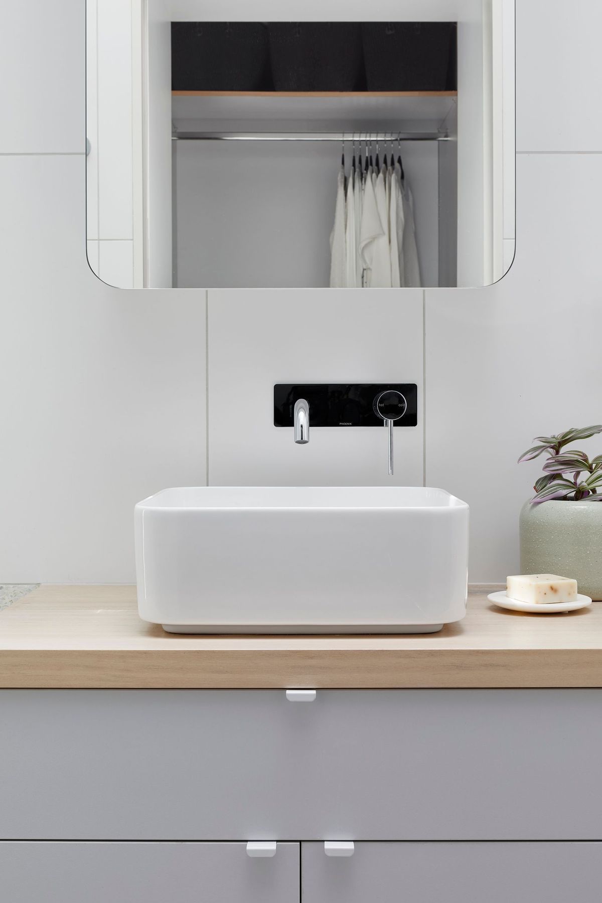 0078-06-en-suite-detail.jpg