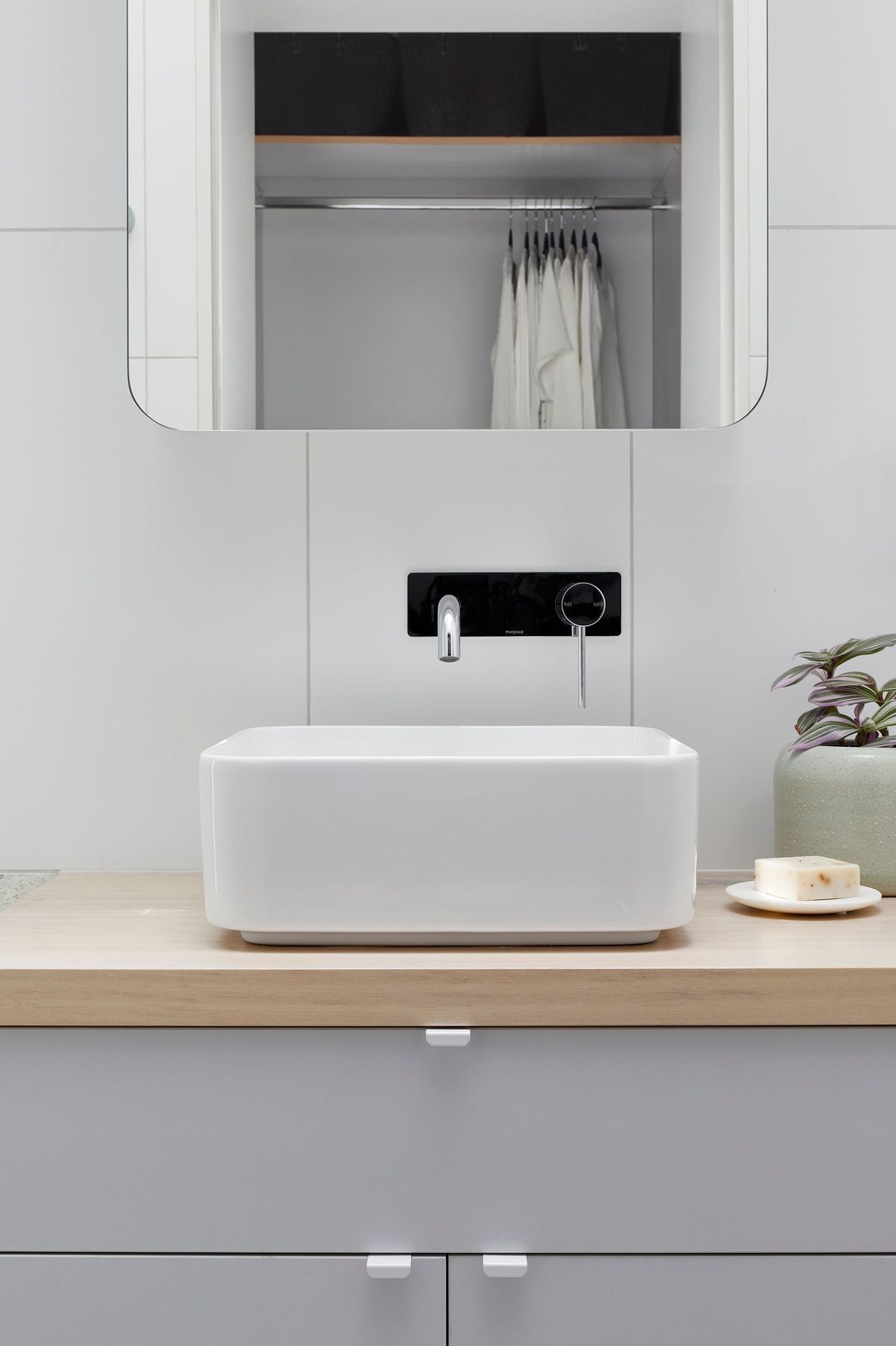 0078-06-en-suite-detail.jpg