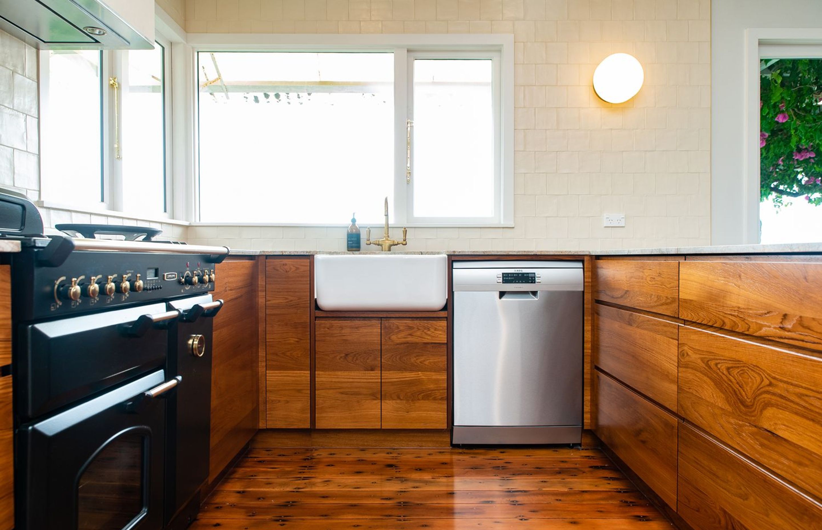 Stunning Mid-Century Modern Kitchen