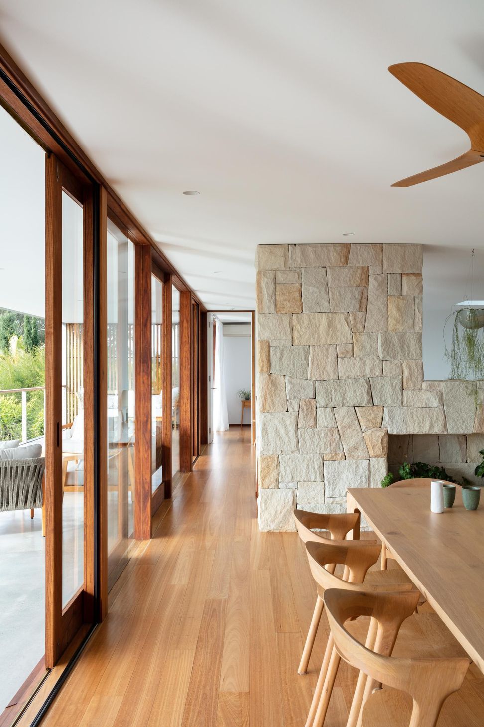 04-Matt-Day-Architect-Matt-Day-Bayview-House-Interior-Dining-Sandstone-Wall-Timber-Sliding-Doors.jpg