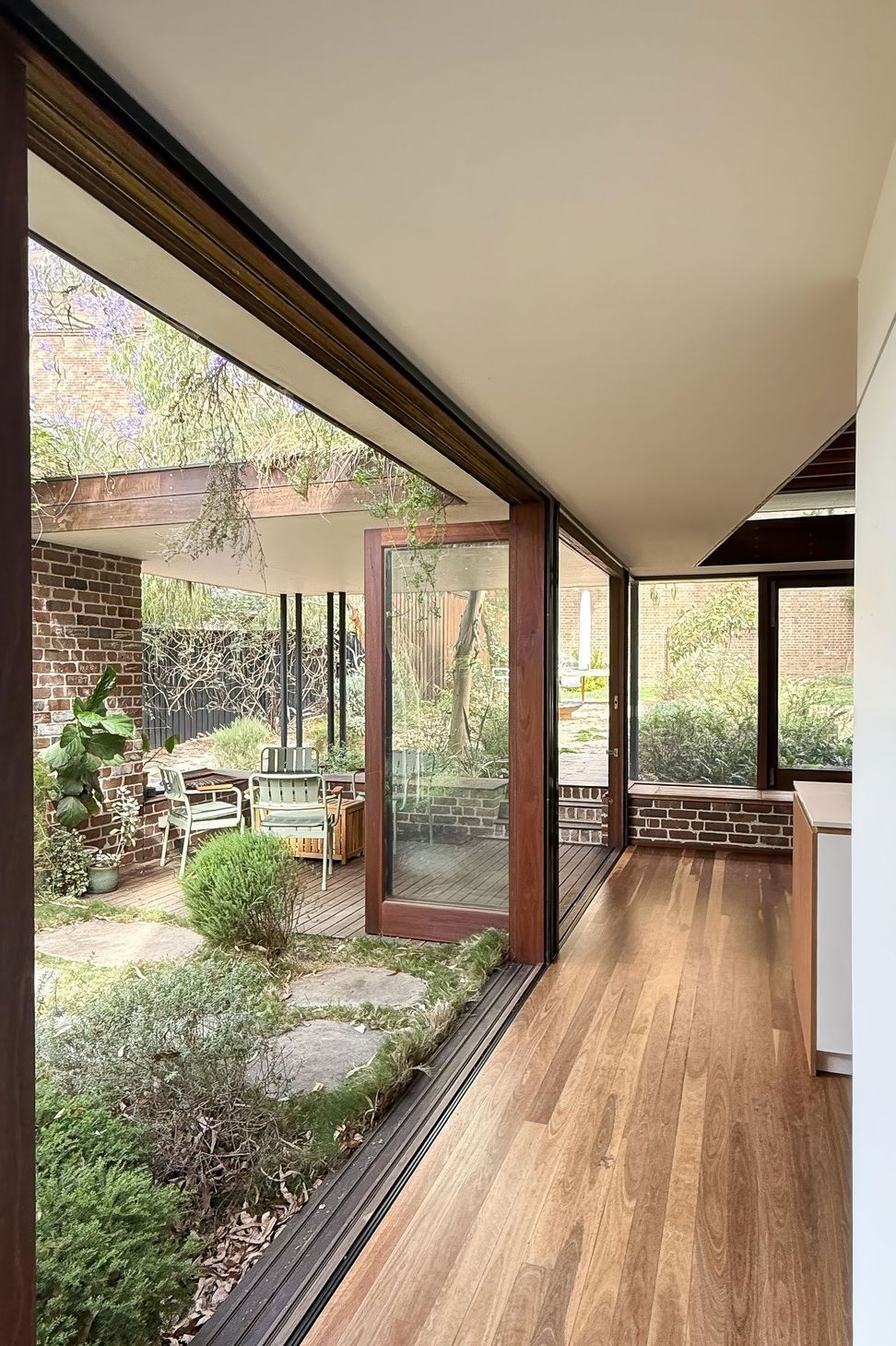 06Matt-Day-Architect-Matt-Day-Tempe-House-Corridor-Indoor-Outdoor-Courtyard-Garden.jpeg