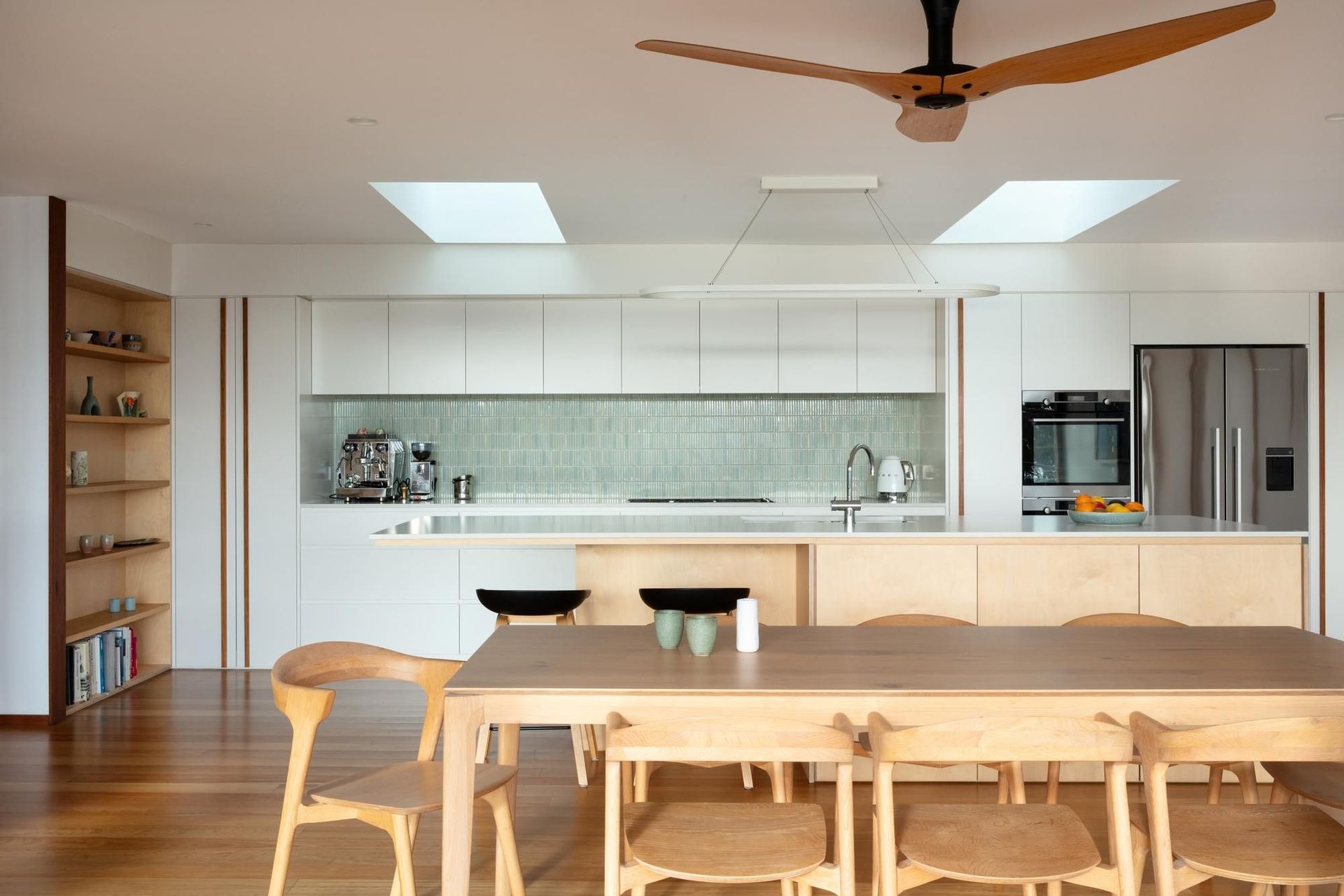 08-Matt-Day-Architect-Matt-Day-Bayview-House-Dining-Kitchen-Timber.jpg
