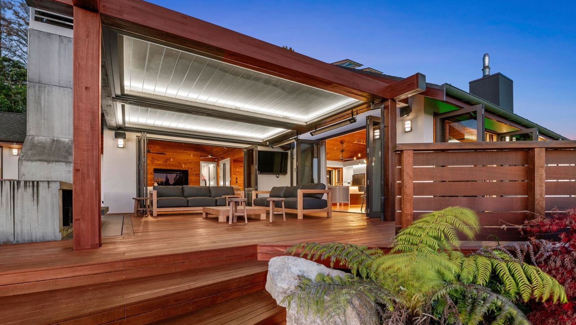 Integrated louvre opening roof