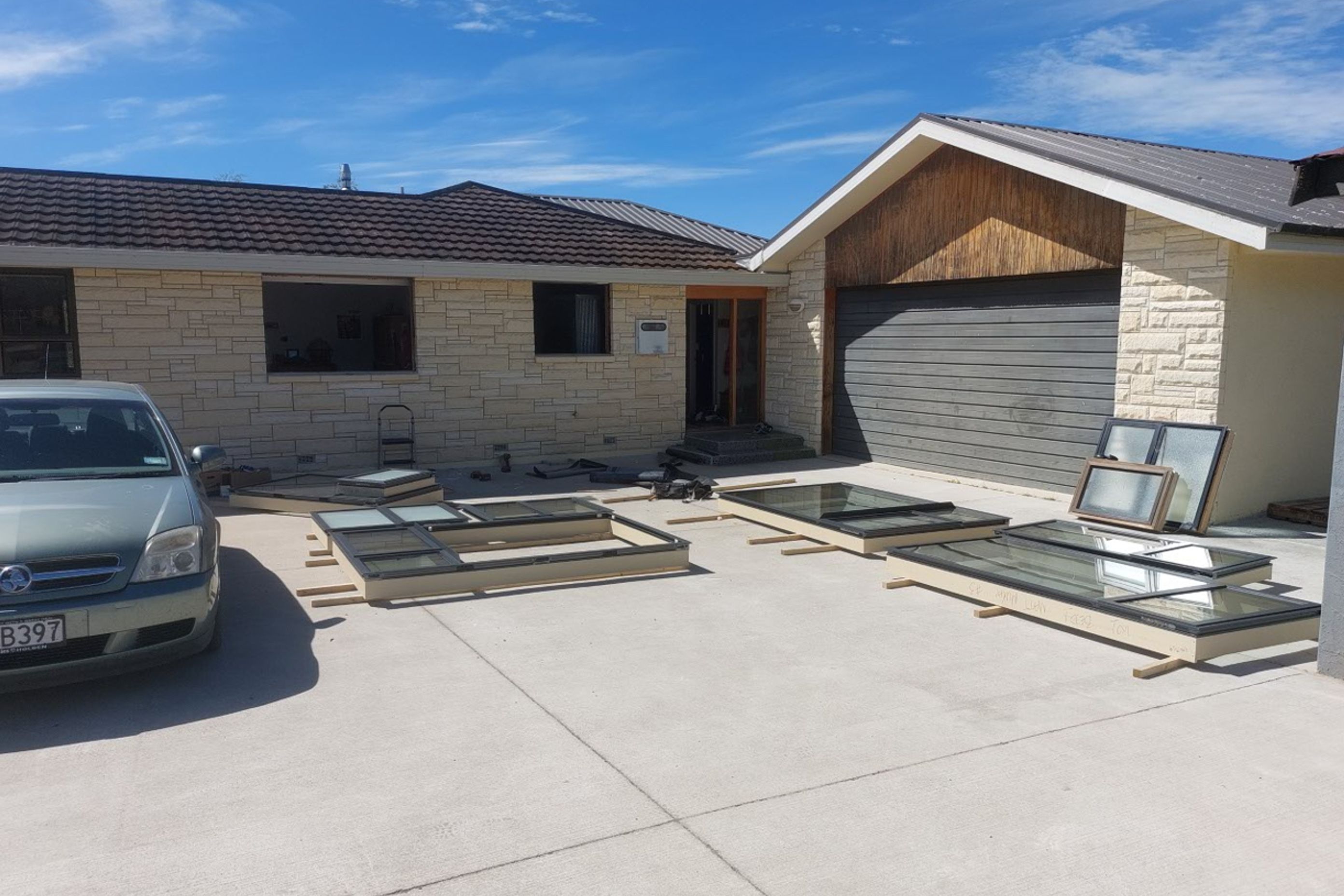 1-195-Galbraith-Rd-Flagswamp-First-lot-of-new-windows-being-delivered-JDBuilders.jpg
