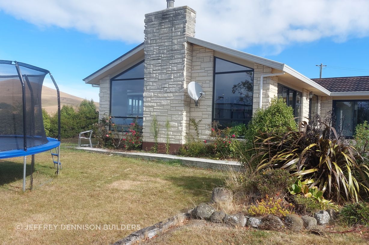 10-Galbraith-Rd-Flagswamp-completion-image-of-newly-installed-windows-looking-towards-the-loungeroom-JDBuilders.jpg
