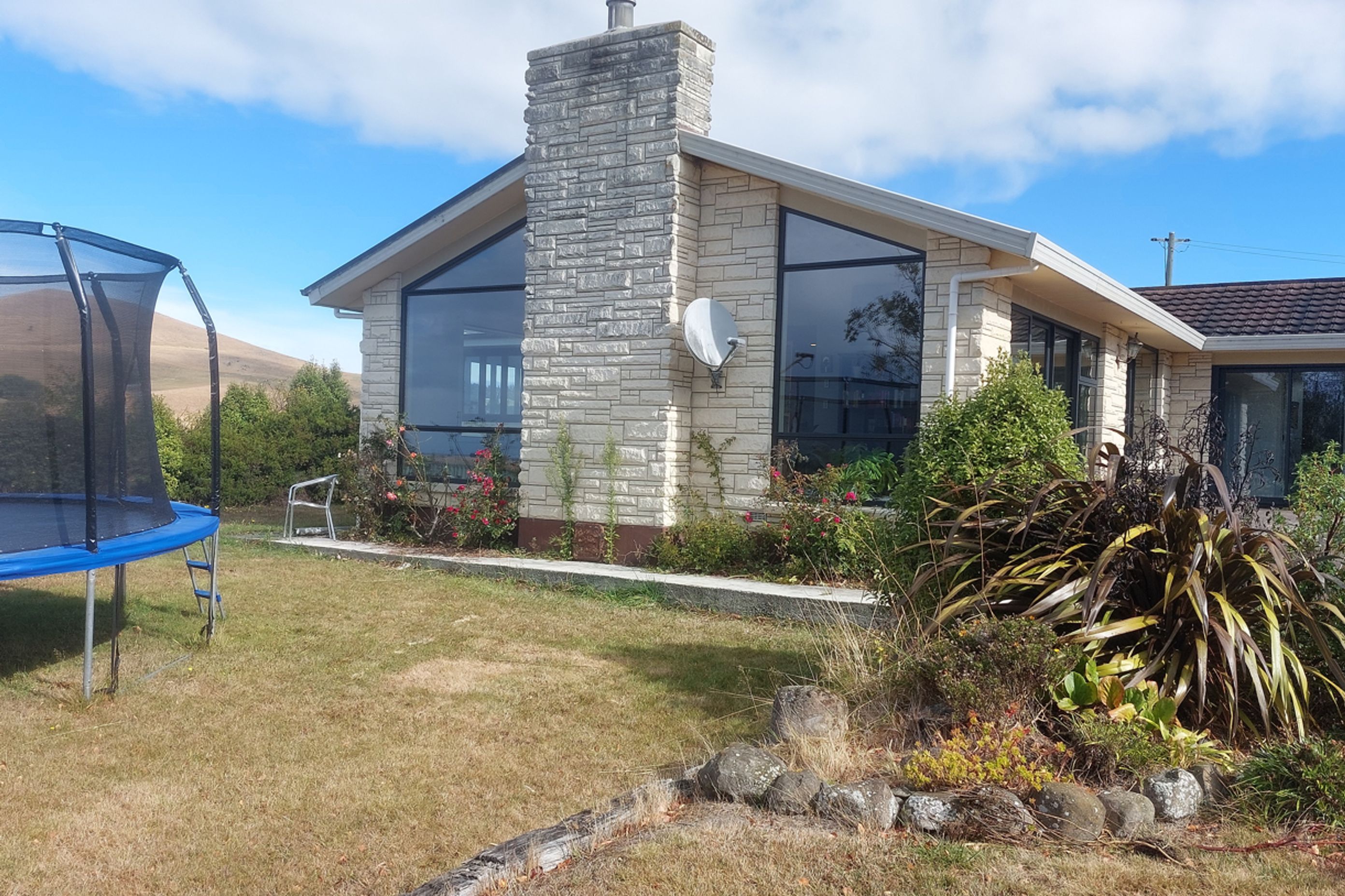 10-Galbraith-Rd-Flagswamp-completion-image-of-newly-installed-windows-looking-towards-the-loungeroom-JDBuilders.jpg