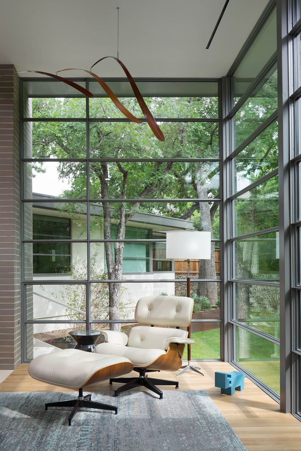 10InwoodPlaceCuppettKilpatrickArchitectureandInteriorDesigniconic-eames-chair-wooden-floor-steel-windows.jpg