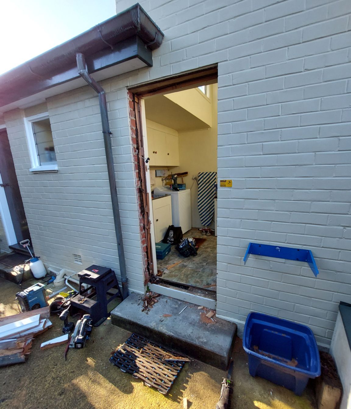 11-19-Tweed-St-Roslyn-Dunedin-Removing-the-old-wooden-back-door-JDBuilders.jpg