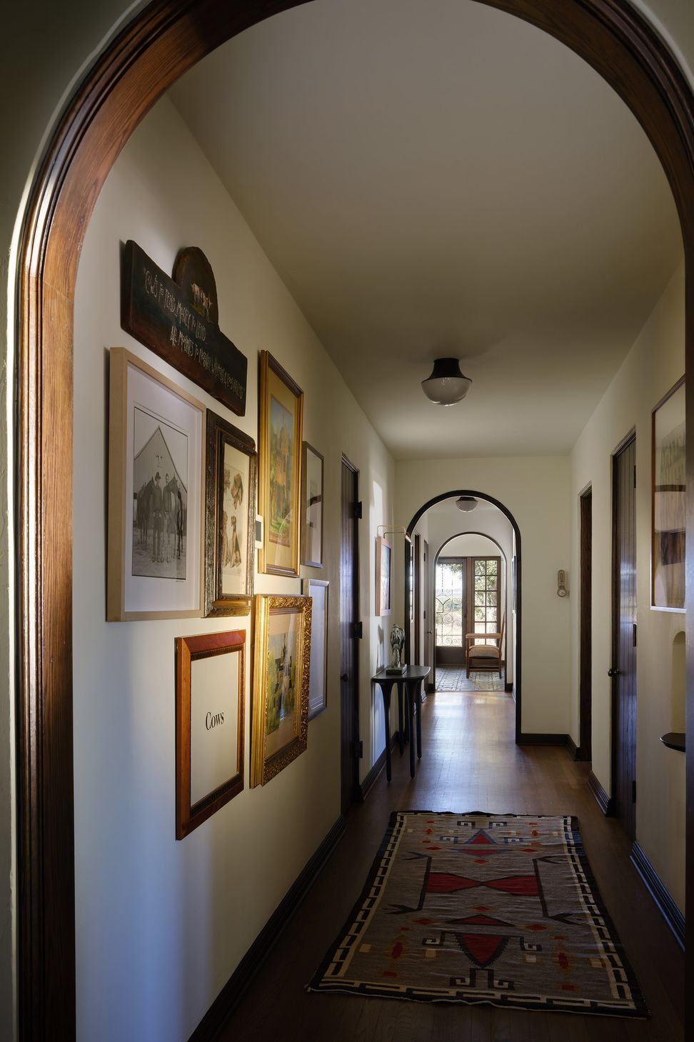 11TexasRanchHouseCuppettKilpatrickArchitectureandInteriorDesignAustinTexasspanish-mexican-colonial-plaster-walls-arched-opening-gallery-hall.jpg