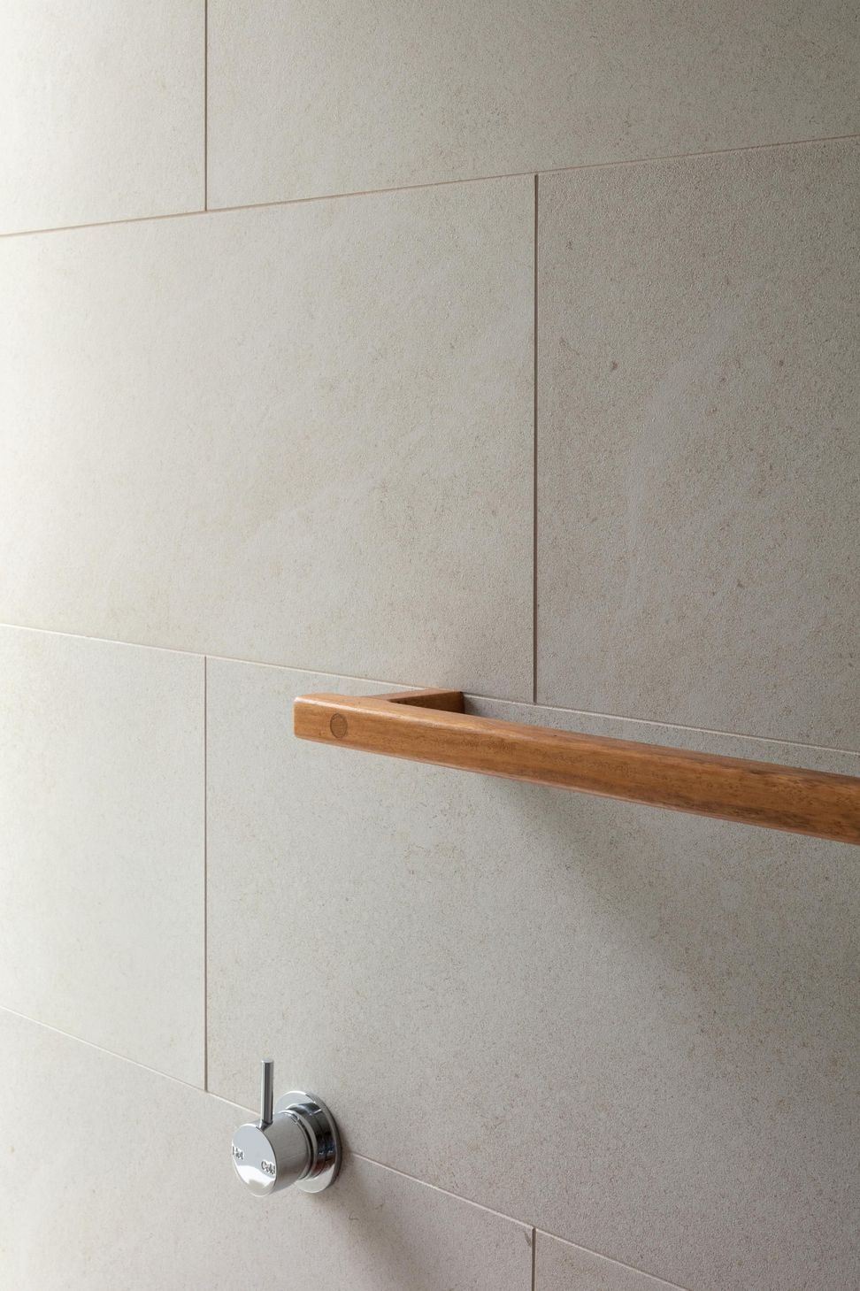 12-Matt-Day-Architect-Matt-Day-Bayview-House-Bathroom-Timber-Rail-Detail.jpg