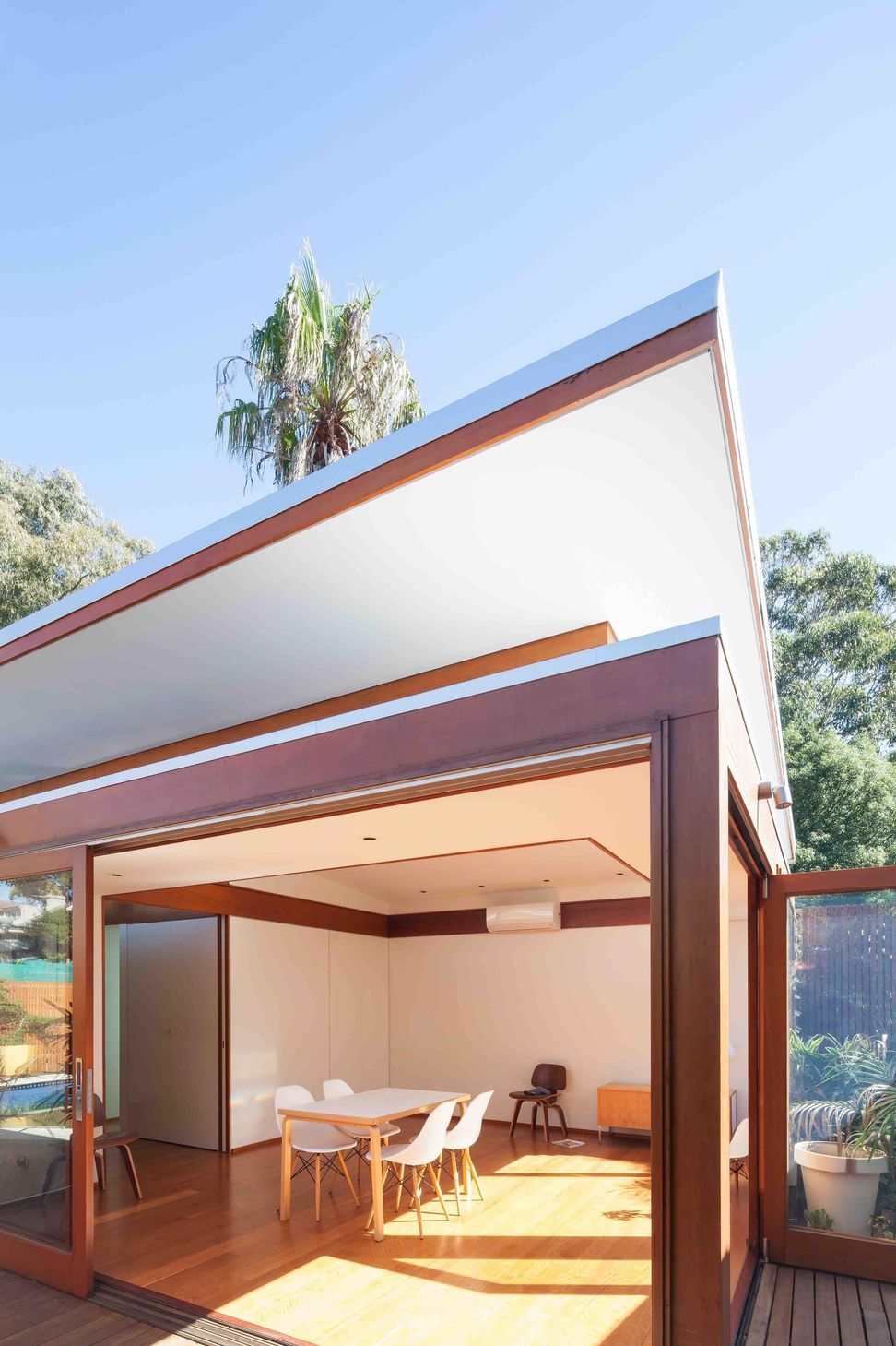 12-Matt-Day-Architect-Matt-Day-Dining-Timber-Post-Timber-Beam-Natural-Light.jpeg