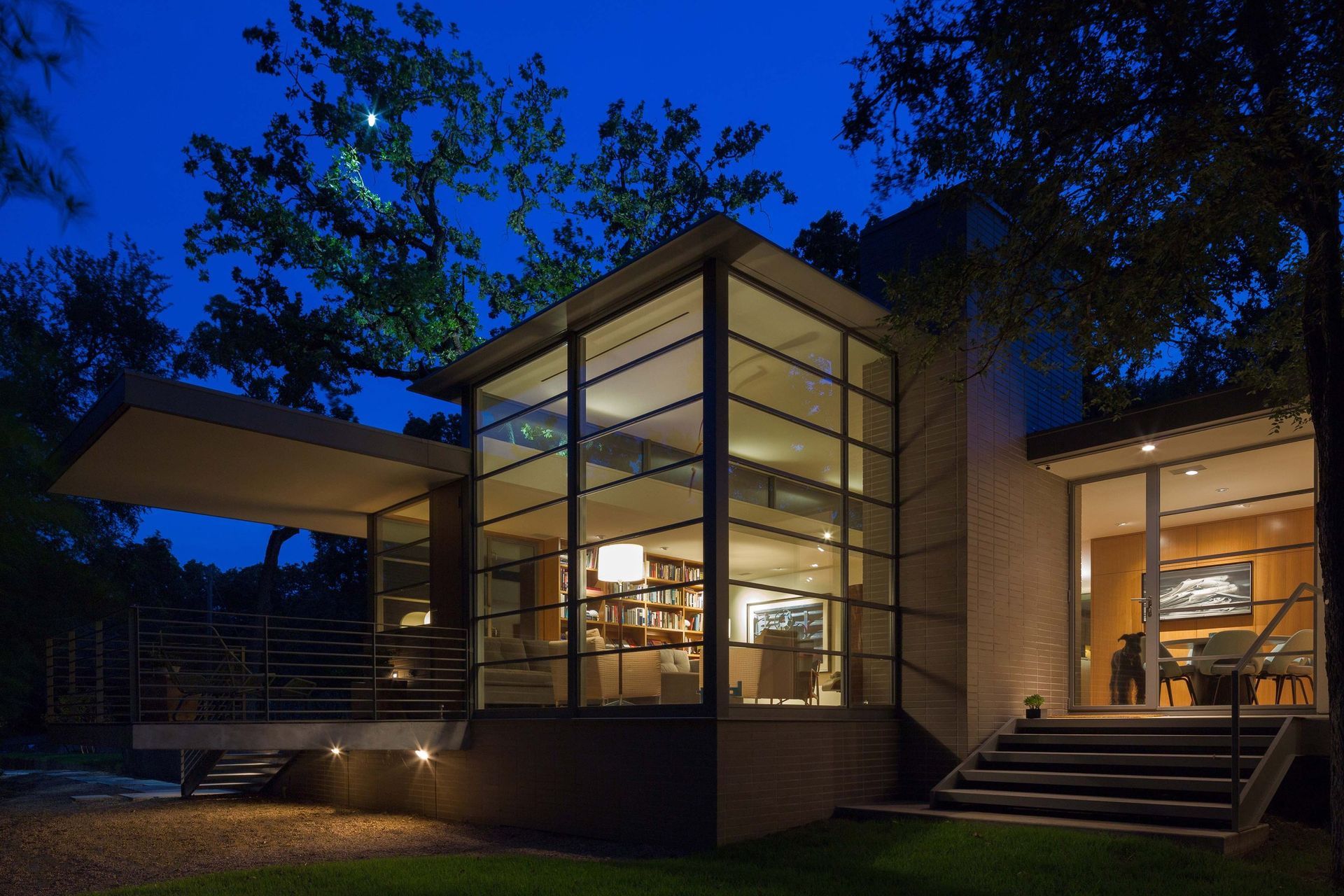 19InwoodPlaceCuppettKilpatrickArchitectureandInteriorDesignmodern-house-twilight-glass-facade-illuminated-interiors.jpg
