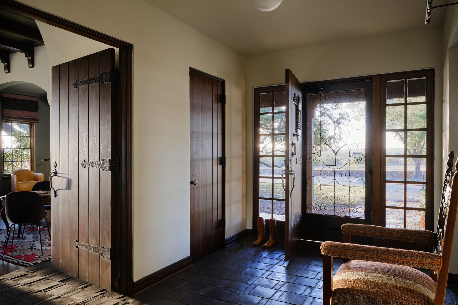 1TexasRanchHouseCuppettKilpatrickArchitectureandInteriorDesignAustinTexasspanish-mexican-colonial-saltillo-floor-plaster-walls.jpg