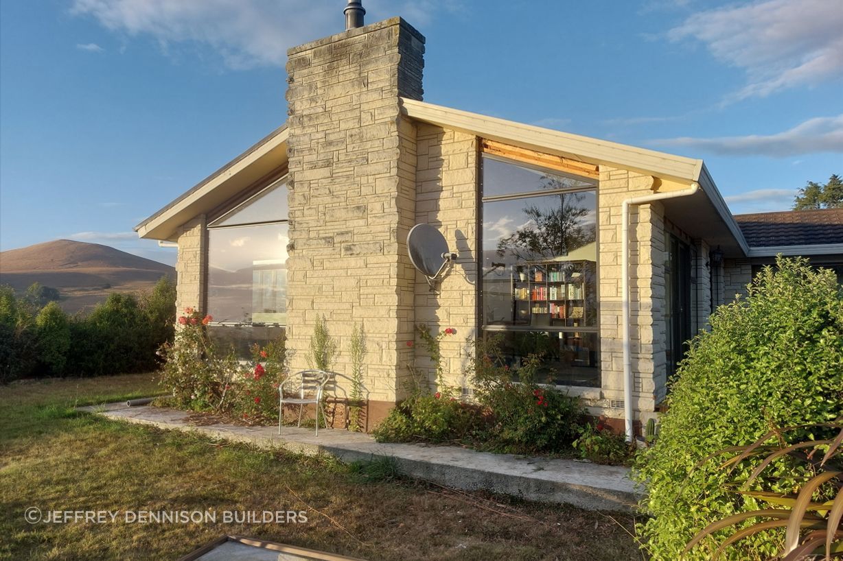 2-195-Galbraith-Rd-Flagswamp-New-windows-being-installed-in-the-lounge-room-JDBuilders.jpg