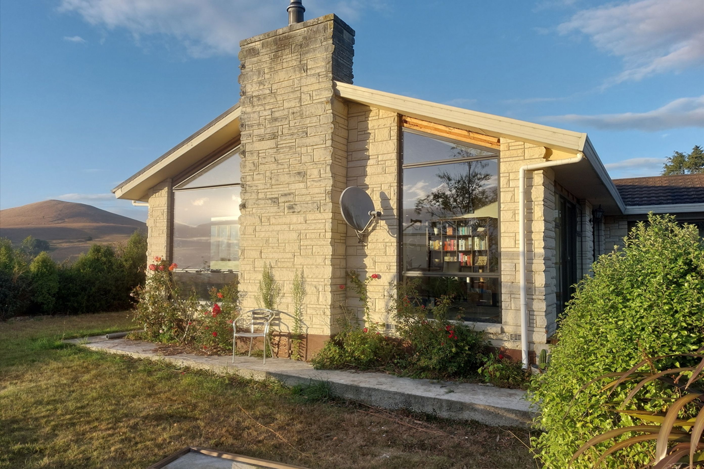 2-195-Galbraith-Rd-Flagswamp-New-windows-being-installed-in-the-lounge-room-JDBuilders.jpg